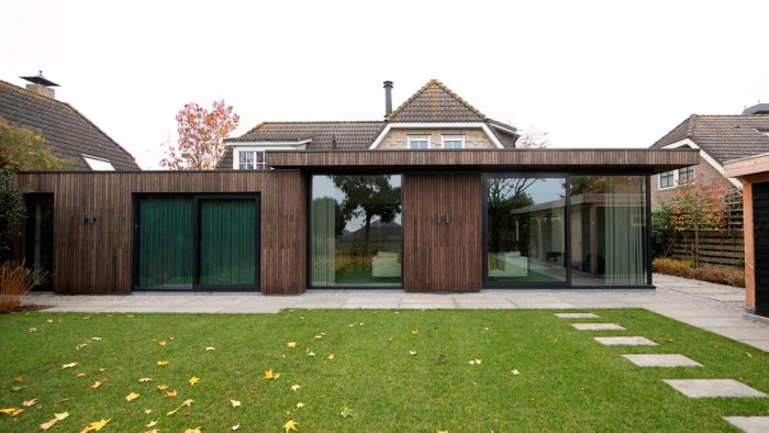 Uitbouw met duurzame bamboe gevelbekleding in Aalsmeer